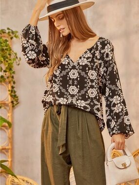 Floral V-Neck Long-Sleeve Top - Black/Cream